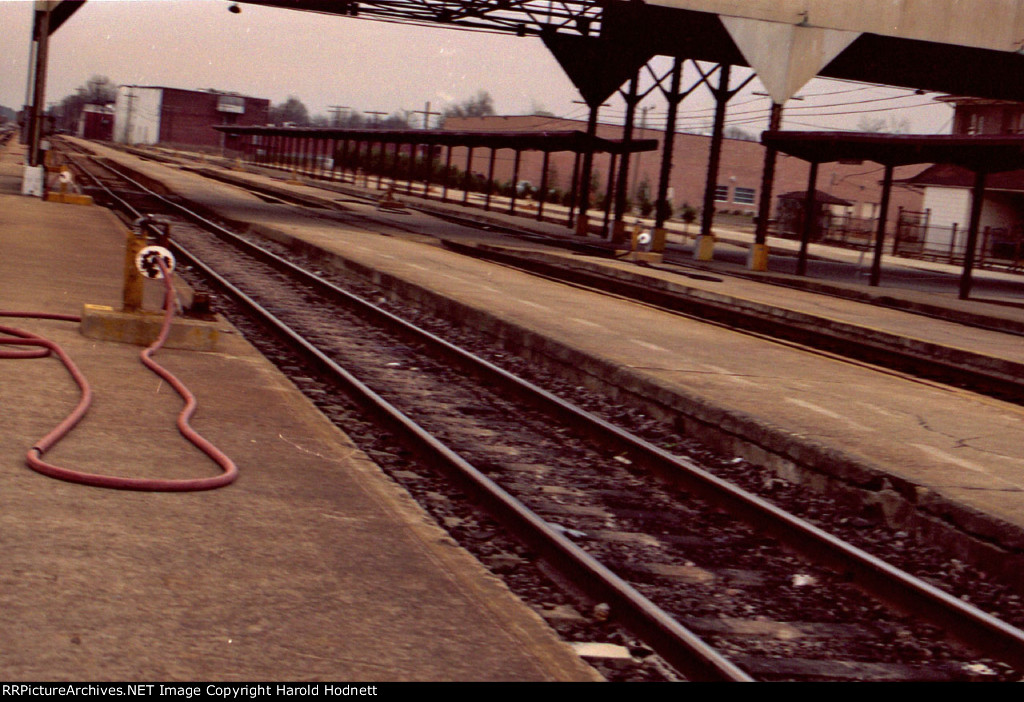 The tracks at the passenger station 